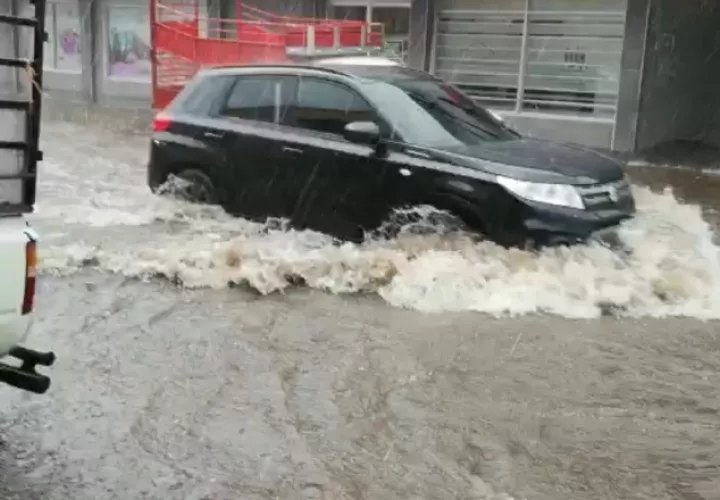Comercios de David se han visto afectados por desborde de agua.  