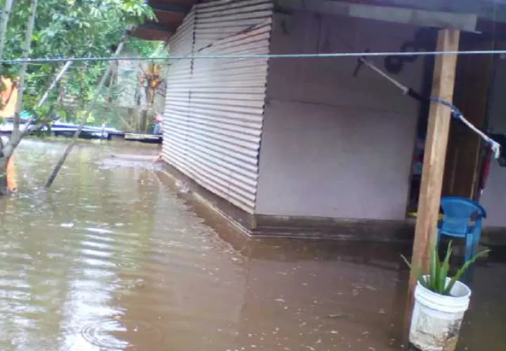 Las inundaciones además del daño al acueducto  afectaron varias casas.