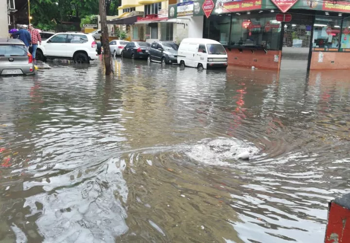 Gran parte de la capital queda inundada; Sinaproc emite aviso de tormentas. Fotos: Redes sociales.