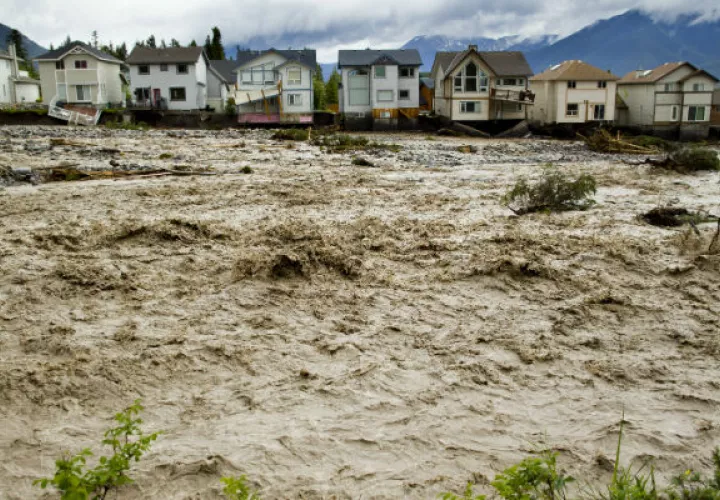 Tras inundaciones récord en Alberta en el 2013, empezó Canadá a pagar a dueños por mudarse. Foto/ John Gibson/Getty Images.