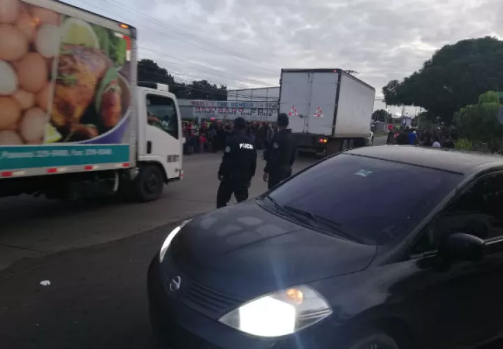 Unidades de Control de Multitudes de la Policía Nacional (PN) lograron reabrir la vía.