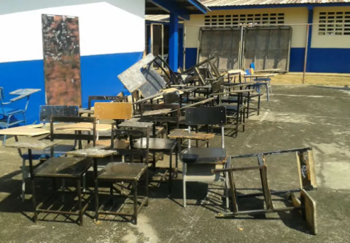 Las bancas están dañadas. Foto/ Melquíades Vásquez