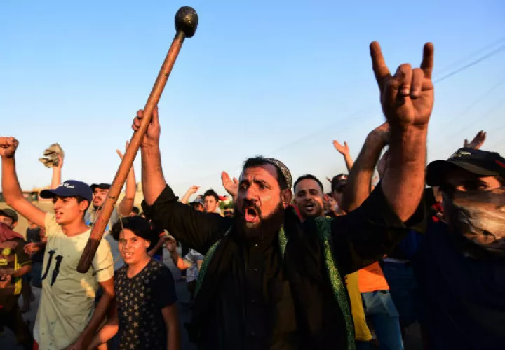 Manifestantes iraquíes queman llantas durante las protestas en Bagdad. Foto: EFE.