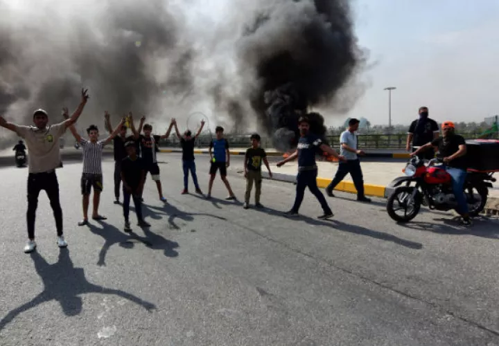 Manifestantes iraquíes queman llantas durante las protestas en Bagdad. Foto: EFE.