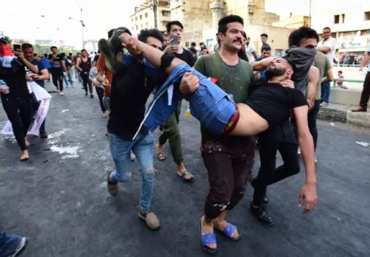 Durante el tiroteo, los manifestantes incendiaron llantas para hacer retroceder a los soldados. Foto: EFE.