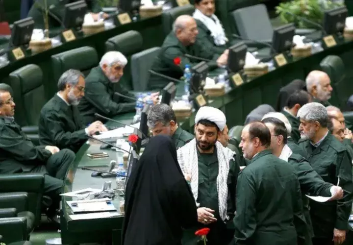 Diputados visten con el uniforme de los Guardianes de la Revolución este martes en el Parlamento en Teherán (Irán). FOTO/EFE