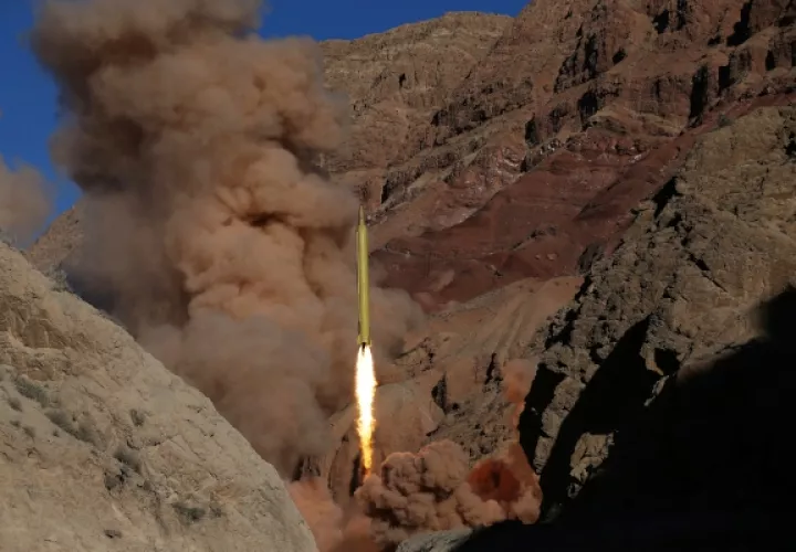 La poderosa Guardia Revolucionaria de Irán dispara un misil balístico de largo alcance de largo alcance Qadr H durante una maniobra en un lugar no revelado en Irán.  FOTO/AP