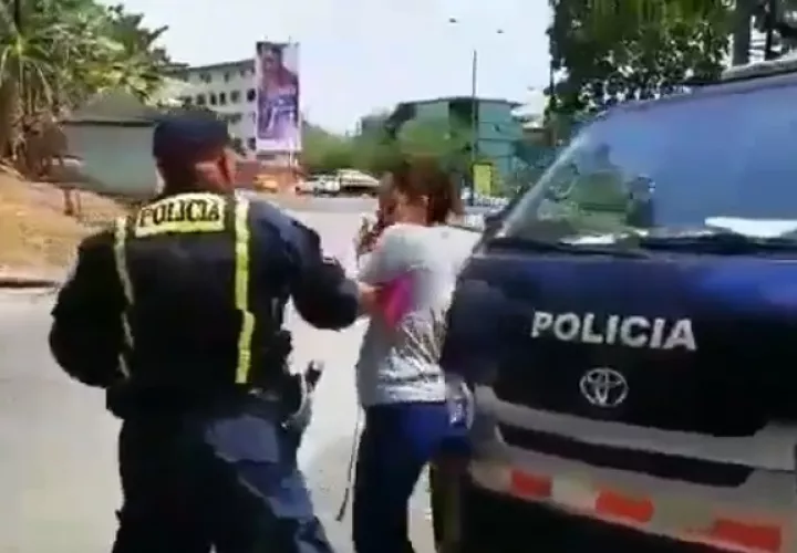 La unidad policial fue agredido cuando intentó remover a la dama. 