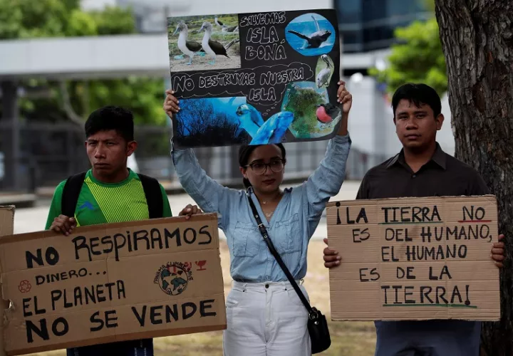 Grupos ambientalistas protestan en contra de la construcción de una terminal petrolera en Isla Boná. Foto EFE