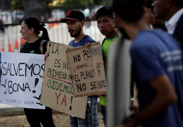 Los ambientalistas realizaron una protesta el pasado 5 de abril en el Ministerio de Ambiente, en rechazo a la construcción de una petroterminal en Isla Boná. Foto EFE