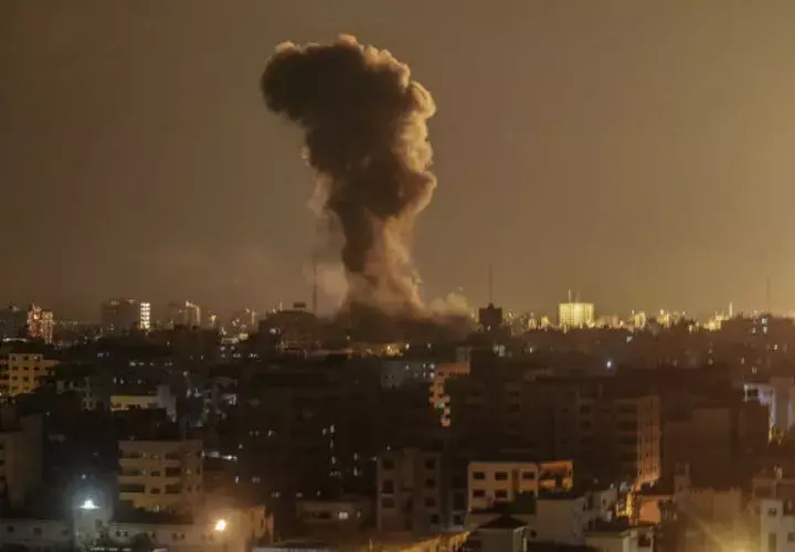 Vista de un ataque aéreo israelí en la Ciudad de Gaza. Foto: EFE. 