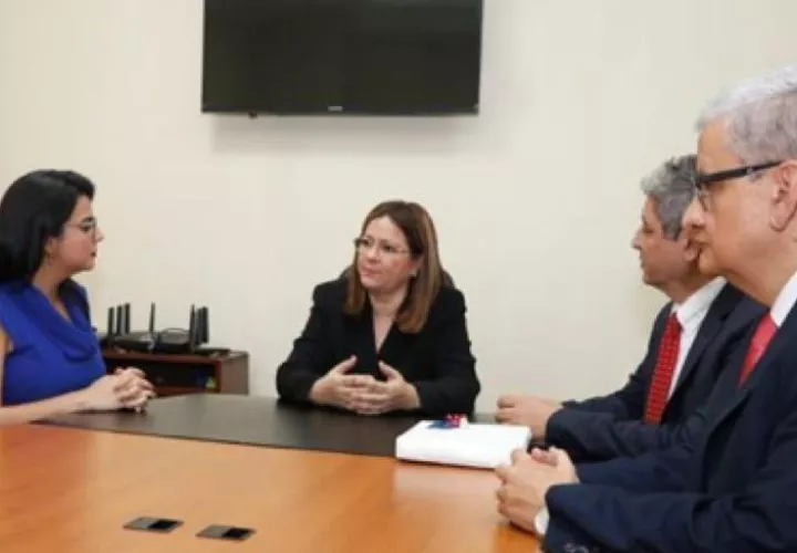 Los médicos panameños becados se reunieron con la ministra Rosario Turner y con el Embajador de Israel en Panamá, Reda Mansour.  