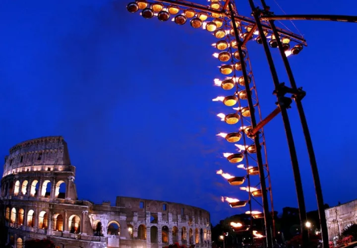 Vista del Coliseo romano frente a una cruz iluminada, en Roma durante el Viernes Santo. EFE