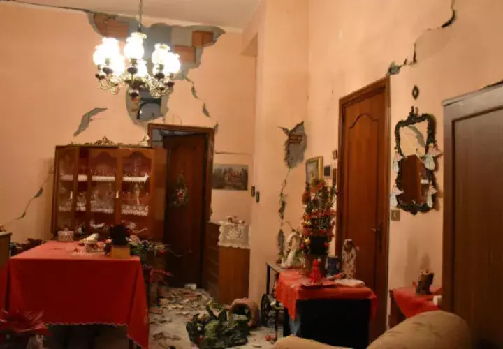 Vista del interior de una vivienda tras el sismo en la localidad siciliana de Fleri en la provincia de Catania (Italia). EFE
