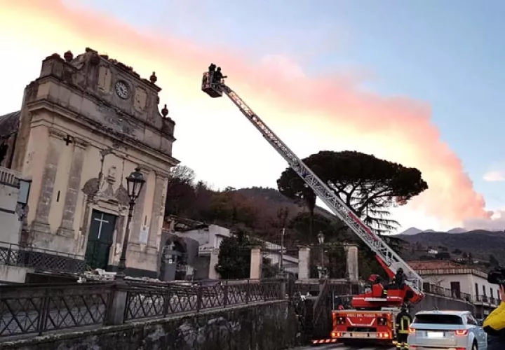 Varios bomberos aseguran la fachada de una iglesia tras un terremoto en Fleri, Catania (Italia). FOTO/EFE