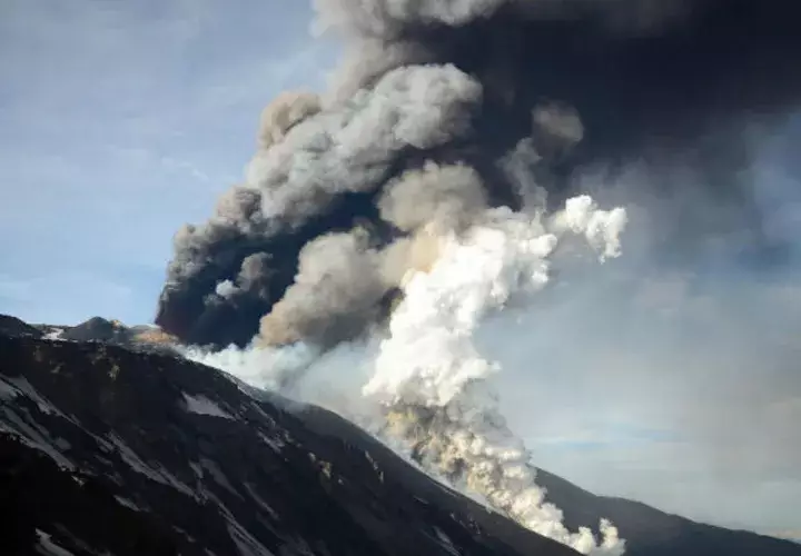 El aeropuerto de Catania permaneció cerrado hasta las 14.00 hora italiana (13.00 GMT) y después abrió con la limitación de solo cuatro llegadas a la hora.
