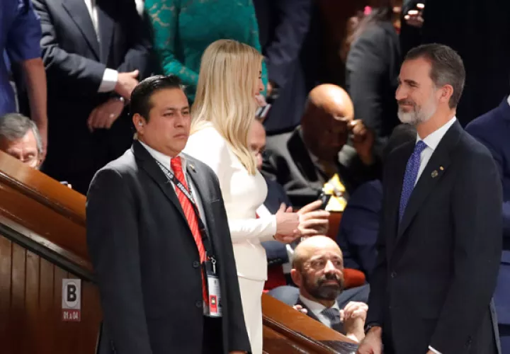 Ivanka Trump conversa con el rey Felipe VI de España, minutos antes de la toma de posesión de López Obrador. FOTO/EFE