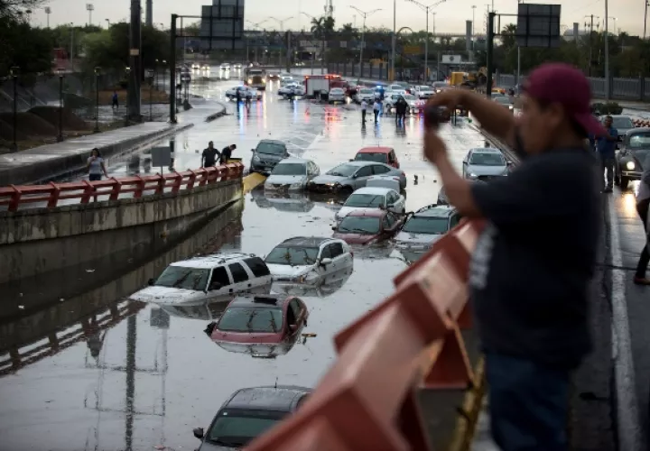 Varios vehículos permanecen bajo el agua después de las fuertes lluvias en el municipio de San Nicolás de los Garza, zona metropolitana de Monterrey, en el estado de Nuevo Léon (México), debido al paso de la tormenta tropical Ivo. FOTO/EFE