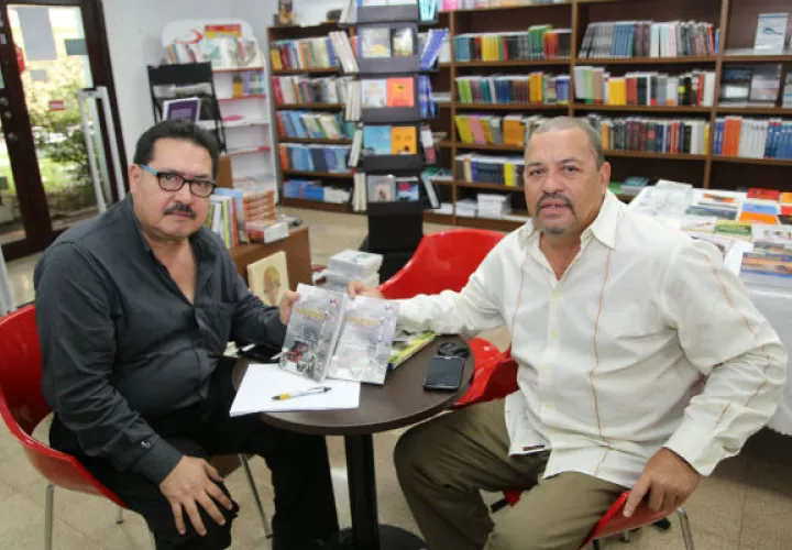 Andres Villa  con el profesor Jaime Kam de la USMA , miembro de la Academia Panameña de Historia. Foto: Cortesía