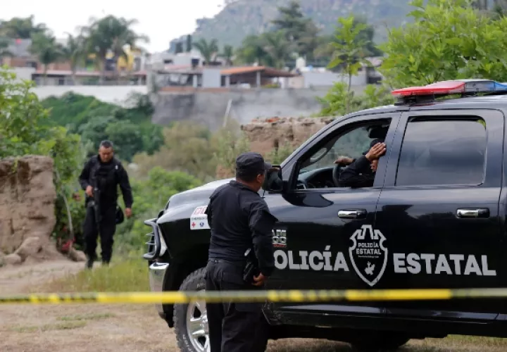El lugar del hallazgo se encuentra cercano al predio ubicado en el bosque La Primavera, en donde peritos forenses extrajeron 138 bolsas con restos humanos en las últimas dos semanas y en el que se mantiene la búsqueda ante la sospecha de que podría haber más bultos enterrados. FOTO/EFE