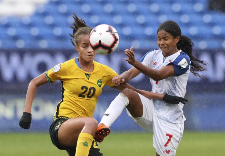 Acción entre Panamá y Jamaica en el premundial de la Concacaf.