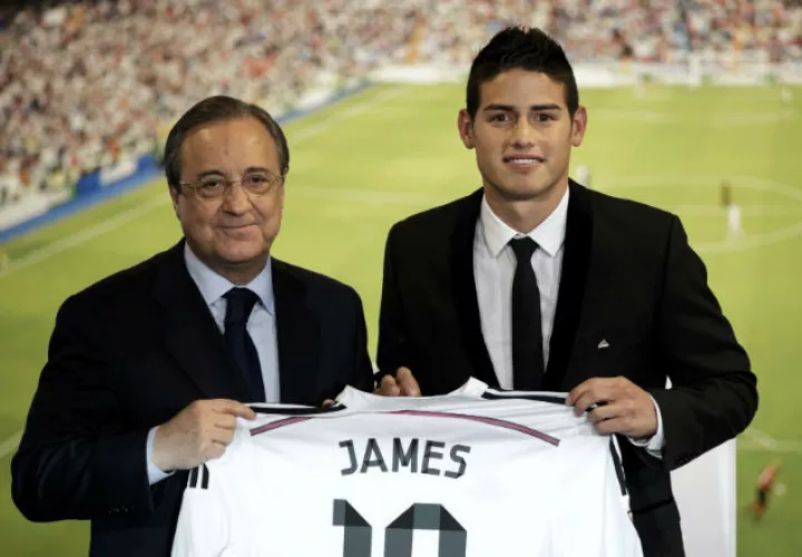 James Rodríguez junto al presidente del Real Madrid. Foto AP