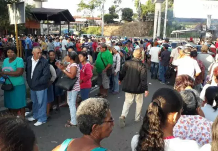 Quienes hicieron las filas no estaban felices con la organización. /Foto Víctor Arosemena.