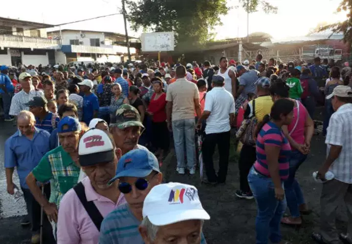 Los consumidores se quejan de la mala organización de la feria. Foto/Roberto Barrios