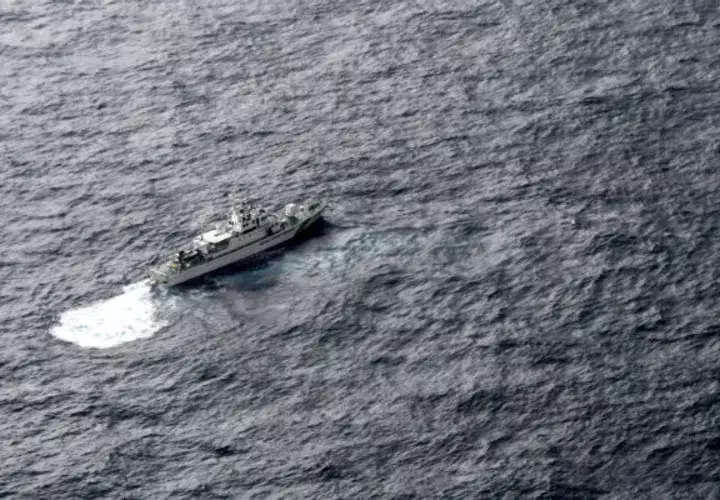 Vista del barco de la Guardia Costera de Japón en el mar durante una operación de búsqueda. AP
