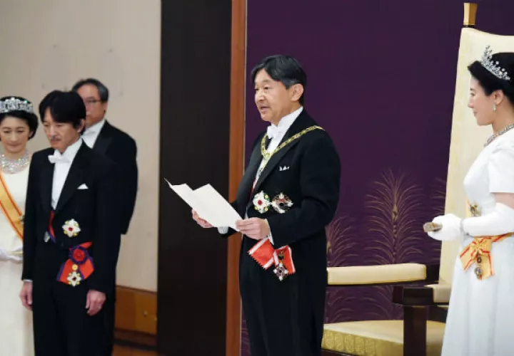 El nuevo emperador de Japón, Naruhito, rindió hoy homenaje al legado pacifista y de cercanía al pueblo de su predecesor, Akihito.
