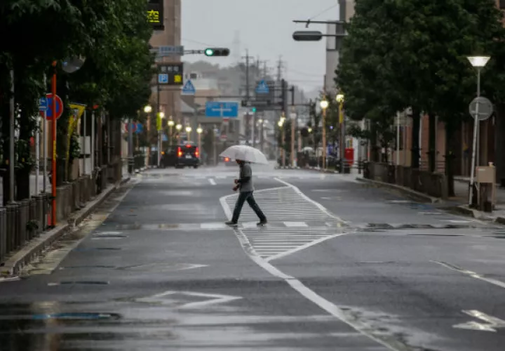 Un hombre camina con un paraguas en Tokio donde hay alerta por el tifón. Foto: EFE.