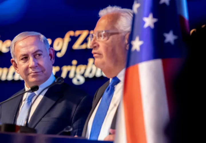 El primer ministro israelí, Benjamin Netanyahu (i), y el embajador estadounidense en Israel, Mike Friedman (d). Foto: EFE.