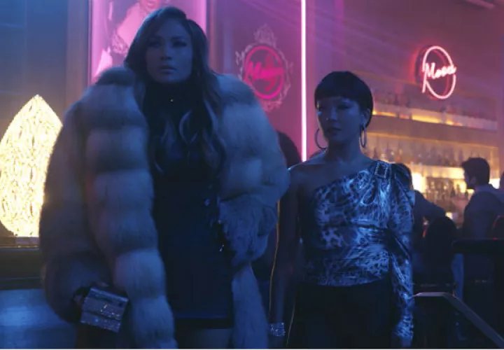 Jennifer Lopez (izq.) y Constance Wu en “Estafadoras”. La trama data de hace 10 años, pero sus temas hacen eco hoy. Foto/ STXfilms.