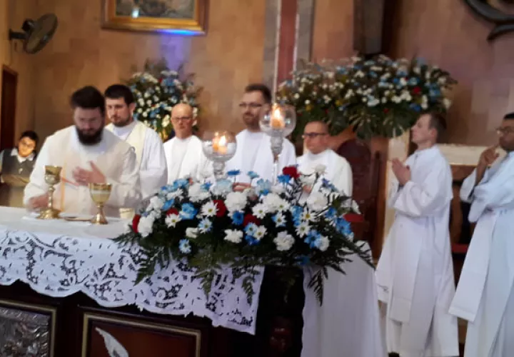 La boda se realizó en polaco y en español, y en medio de un ambiente alegre, concelebrada por varios sacerdotes de ambos países. Foto/Thays Domínguez