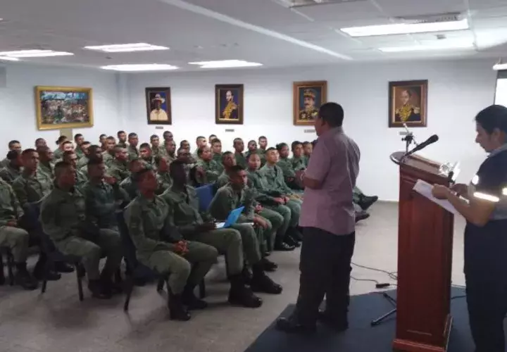 Los policías y cadetes estarán debidamente uniformados a la hora de realizar la encuesta a los residentes y comerciantes del área.  Cortesía