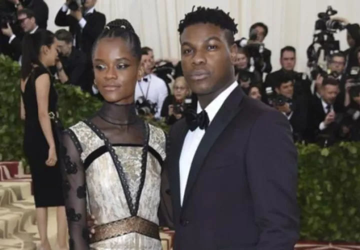 John Boyega y Letitia Wright. 