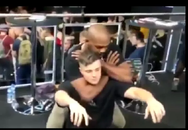 Jon Jones le aplica la llave al fanático.