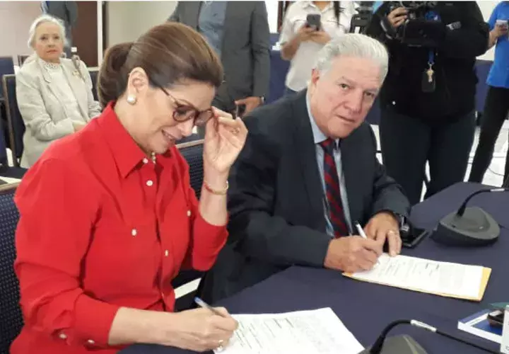 Ana Matilde Gómez junto a Jorge Arango. 