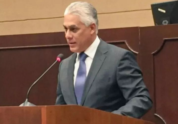 González agradeció a los diputados el debate que llevó a su ratificación.  Asamblea