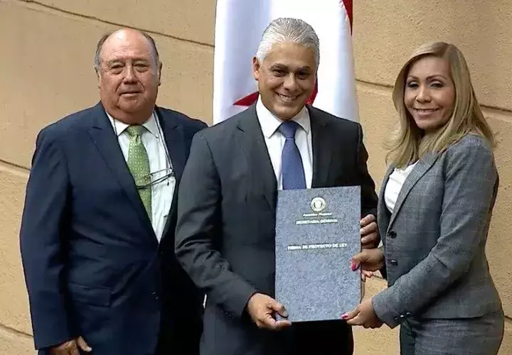 Jorge González recibe por parte de la presidenta de la Asamblea Nacional, Yanibel Ábrego, la nota en la que se confirma su ratificación como director de la Autoridad del Canal de Panamá. 