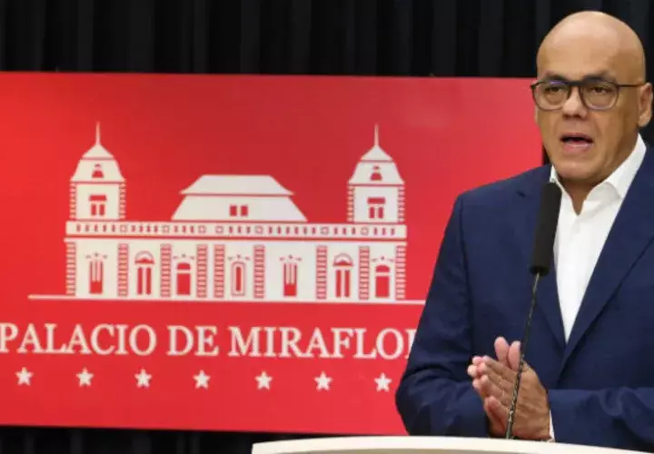 El ministro de Comunicación de Venezuela, Jorge Rodríguez, ofreciendo declaraciones en Caracas (Venezuela).  Foto: EFE.