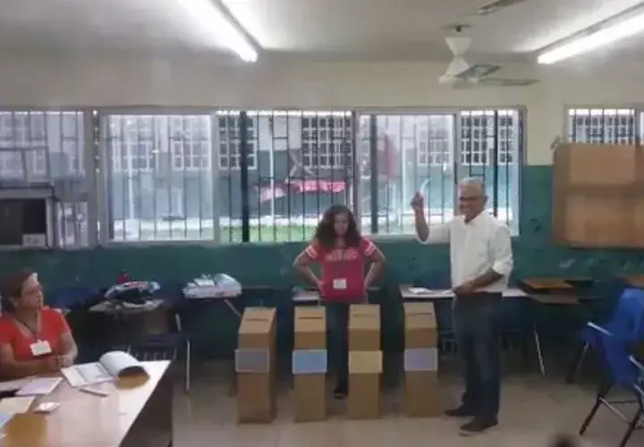 José Blandón deposita su voto en la urna. 
