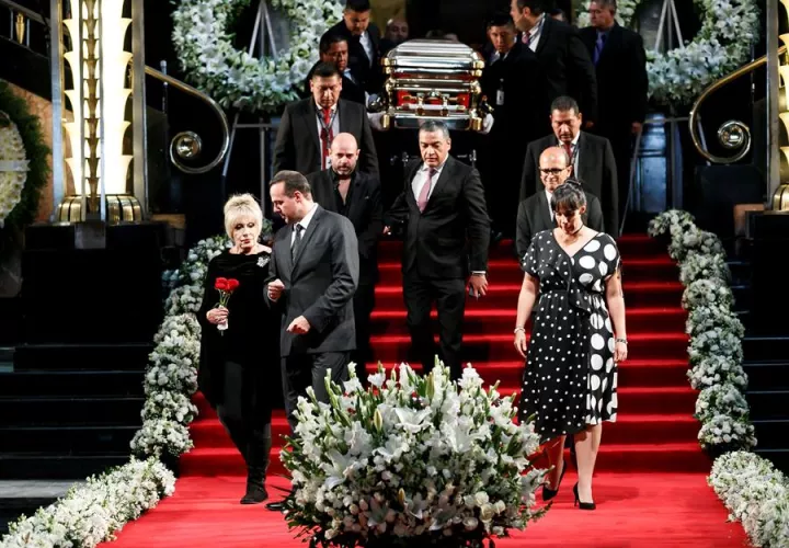Anel Noreña junto a sus hijos durante el homenaje. Foto. EFE