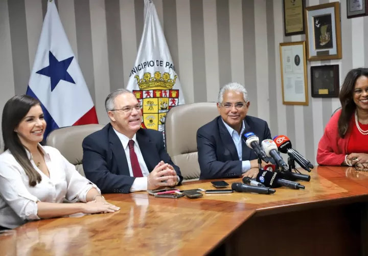 Equipo de José Luis Fábrega en reunión de transición.
