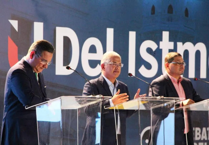 El candidato presidencial José Blandón (centro) participa en el debate realizado por la Universidad del Istmo. 