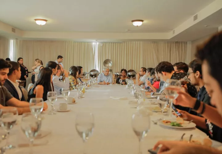 José Blandón conversa con jóvenes emprendedores. 