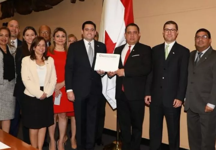 José Gabriel Carrizo presentó a la Asamblea Nacional propuesta de reformas constitucionales. Foto @asambleapa