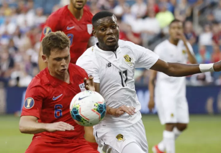 José Fajardo (derecha) lucha por el control del balón con Wil Trapp. Foto AP