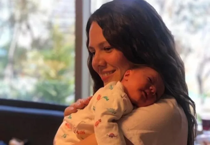 Joy Huertas junto a su hija Noah. Foto: Instagram