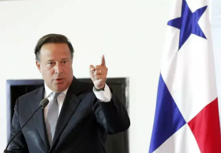 Presidente Juan Carlos Varela despide a un fotógrafo por apoyar a Luis Casis. Foto: Panamá América.